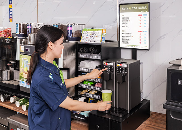 Let’s Tea現煮精品茶為重現職人沖茶層次與鮮韻，智能膠囊茶機跳脫傳統煮茶機茶槽限制，採膠囊設計，讓茶款能靈活更換